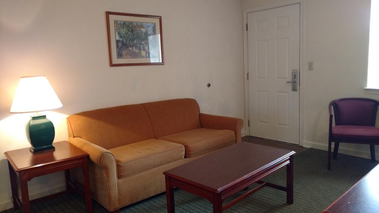 Affordable Suites Шарлотсвил Екстериор снимка